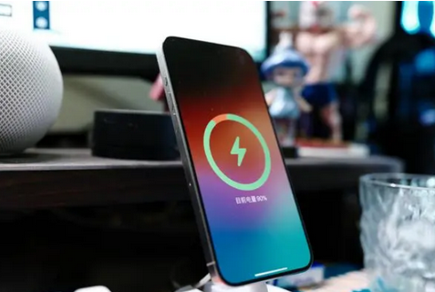 干驿镇苹果15换屏服务分享用什么充电器给iPhone15充电更好 